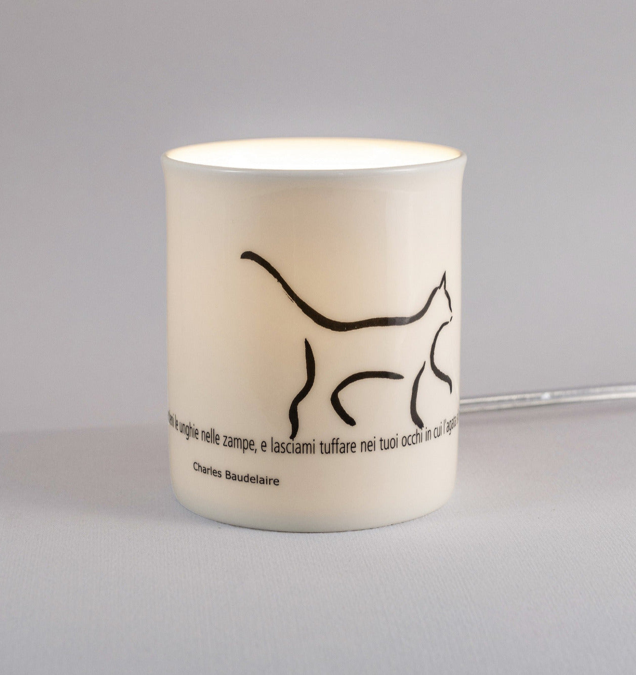 Lampada letteraria - Vieni, mio bel gatto, sul mio cuore innamorato; trattieni le unghie nelle zampe, e lasciami tuffare nei tuoi occhi in cui l'agata si mescola al metallo. Charles Baudelaire